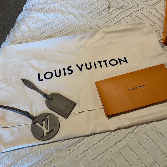 AUTHENTIC Louis Vuitton Beaubourg Hobo MM - Picture 10 of 12